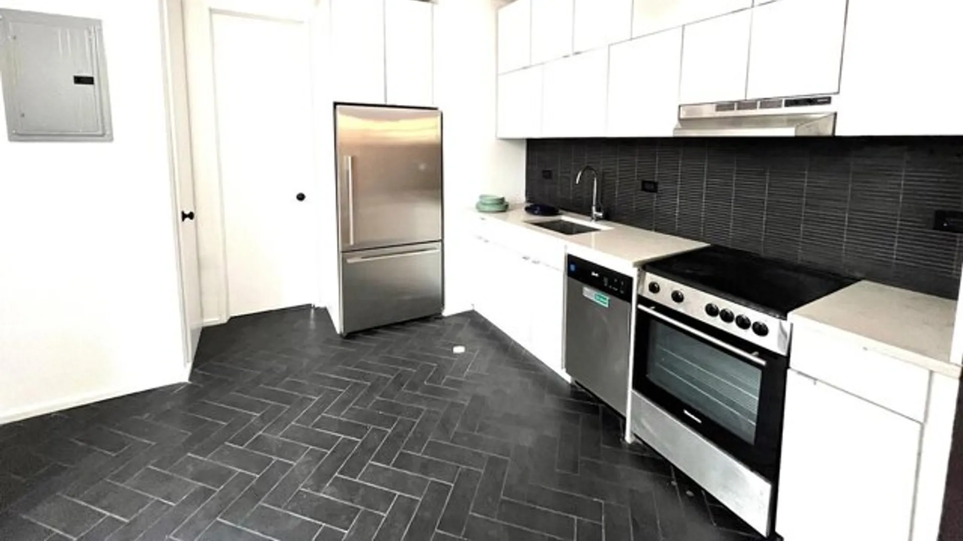 42 Hawthorne Street, New York, NY 11225, USA | 3 bed apartment for rent
