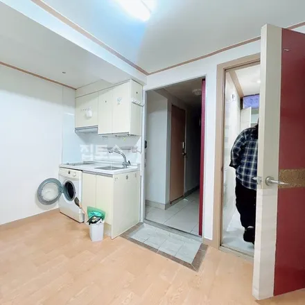 Rent this studio apartment on 서울특별시 광진구 자양동 48-31