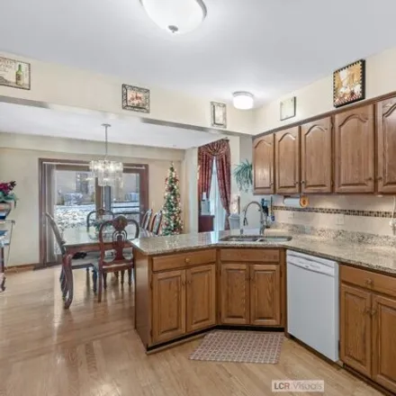 Image 7 - North Picadilly Circle, Mount Prospect, IL 60070, USA - Townhouse for sale
