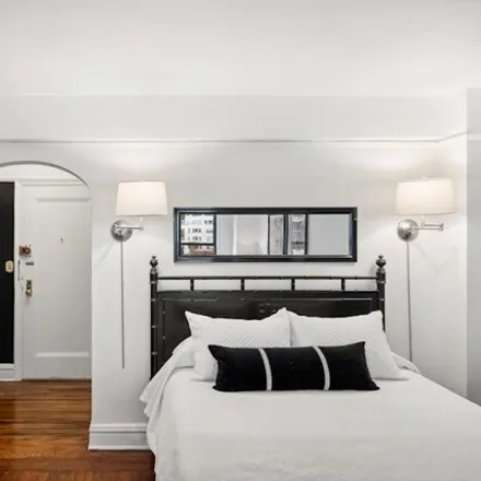 Image 2 - 319 East 50th Street, New York, NY 10022, USA - Apartment for sale