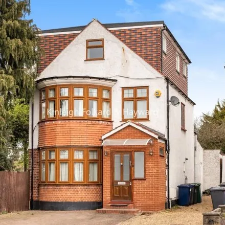 Rent this 6 bed house on Hillcourt Avenue in London, N12 8EY