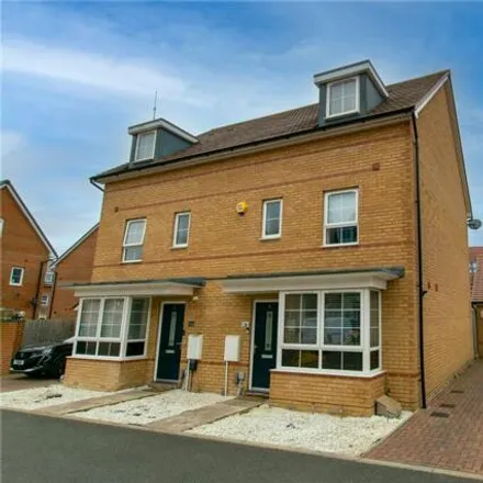 Buy this 4 bed duplex on Currency Close in Dunstable, LU6 1FZ