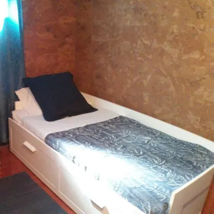 Rent this 3 bed room on Rua de Francisco Carqueja in 4350-233 Porto, Portugal