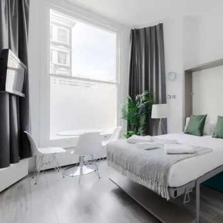 Rent this studio apartment on 10 Nevern Road in London, SW5 9PJ