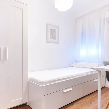 Rent this 4 bed apartment on Farmacia Mena Dos in Avenida Sánchez Pizjuán, 6