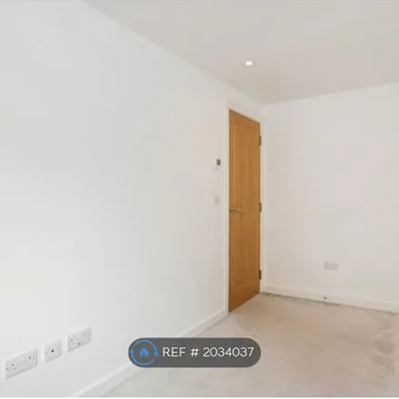 Image 6 - Oakfield Corner, Chesham Bois, HP6 5DU, United Kingdom - Apartment for rent