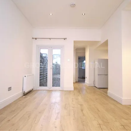 Image 4 - 48 Amity Grove, Cottenham Park, London, SW20 0LJ, United Kingdom - Apartment for rent