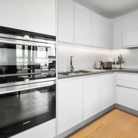 Image 1 - The Cascades, Sopwith Way, London, SW11 8NS, United Kingdom - Apartment for sale