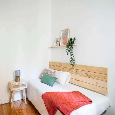Rent this 8 bed room on La Querencia in Calle de Fernández de la Hoz, 56