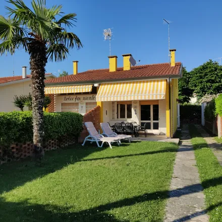 Rent this 3 bed house on Via dell'acquario in 30021 Caorle VE, Italy