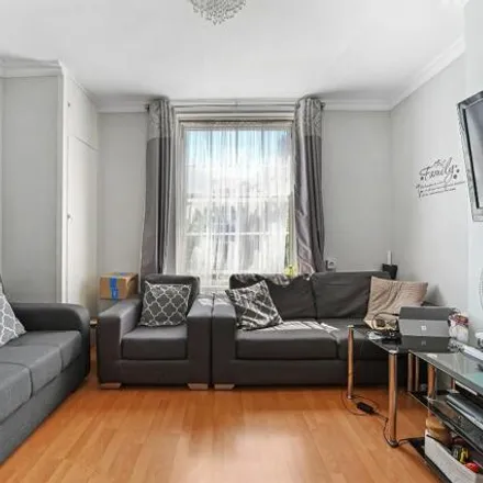 Image 4 - 85-122 Shadwell Gardens, St. George in the East, London, E1 2QJ, United Kingdom - Apartment for sale