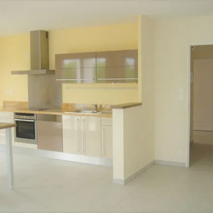 Rent this 3 bed apartment on 17 Cours Président John Fitzgerald Kennedy in 35043 Rennes, France