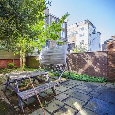 Rent this 4 bed townhouse on 172 Pentonville Road in London, N1 9JP