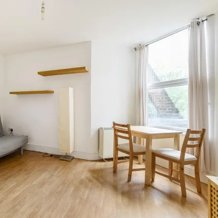 Image 2 - 20 Tetherdown, London, N10 1NB, United Kingdom - Apartment for rent
