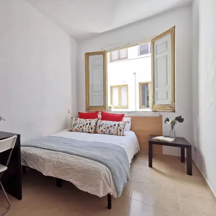 Rent this 9 bed room on Madrid in Calle de Atocha, 51