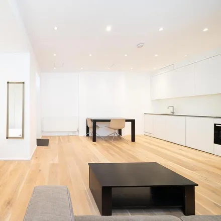 Rent this studio apartment on 20 Kempsford Gardens in London, SW5 9LA