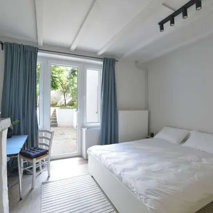 Rent this 7 bed apartment on Rue des Bollandistes - Bollandistenstraat 40 in 1040 Etterbeek, Belgium