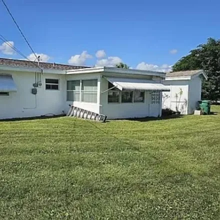 Image 2 - 736 Northeast Lomas Street, Saint Lucie County, FL 34952, USA - House for sale