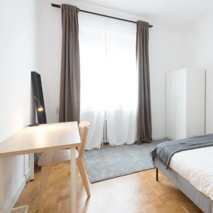 Rent this 6 bed room on Calle de Toledo in 77, 28005 Madrid