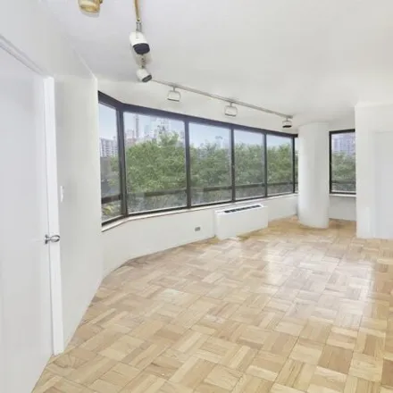 Image 2 - Manhattan Place, East 37th Street, New York, NY 10016, USA - Condo for sale