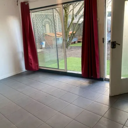 Rent this 3 bed apartment on 2 Avenue de la Résistance in 93100 Montreuil, France