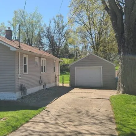 Buy this 2 bed house on 347 Hutchinson Street in Kalamazoo, MI 49001
