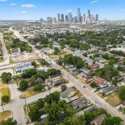 Image 5 - 2022 Elysian Street, Houston, TX 77026, USA - House for sale