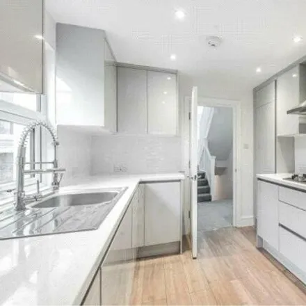 Rent this 3 bed room on Bikehangar 4445 in Petersfield Road, London