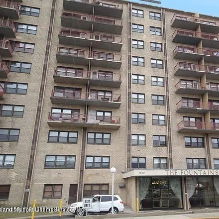 Buy this 1 bed apartment on 1000 Clove Road in New York, NY 10301