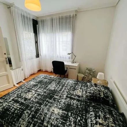 Rent this 3 bed apartment on Colegio de Educación Infantil y Primaria Solokoetxe LHLI in Solokoetxeko eskailerak, 48005 Bilbao
