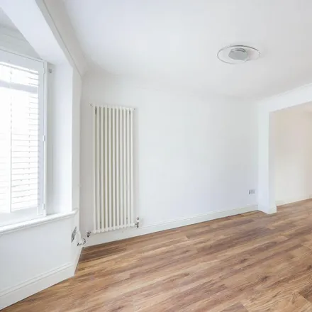 Image 2 - Berkeley Road, London, UB10 9DU, United Kingdom - Townhouse for rent