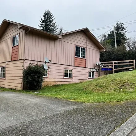 Buy this 7 bed house on 963 F Street in Eastside, Coos Bay