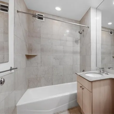 Image 5 - Bridge Tower Place, East 61st Street, New York, NY 10021, USA - Condo for sale