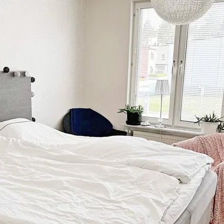 Rent this 3 bed house on Sundbyberg in Järnvägsgatan, 172 32 Sundbybergs kommun