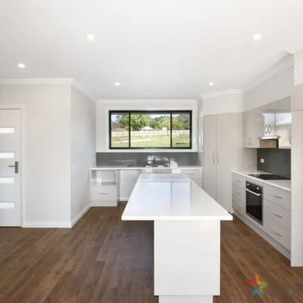 Image 6 - 13 Kenalmac Avenue, North Hill NSW 2350, Australia - Apartment for rent