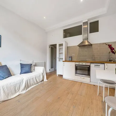 Rent this studio apartment on 12 Culmington Road in London, W13 9NR