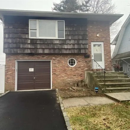 Rent this 4 bed house on 165 Banbury Road in Village of Mineola, North Hempstead