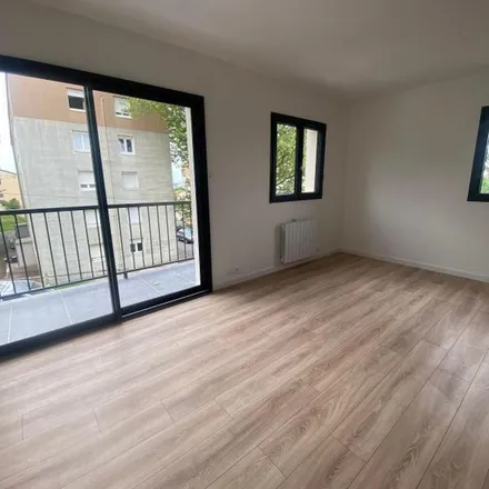 Rent this 3 bed apartment on 60 Rue du Capitaine Dreyfus in 93100 Montreuil, France
