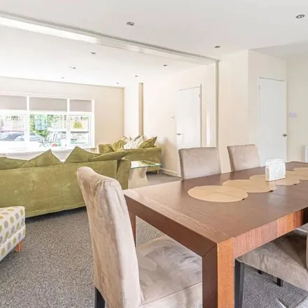 Rent this 5 bed apartment on Essex Park in London, N3 1NE