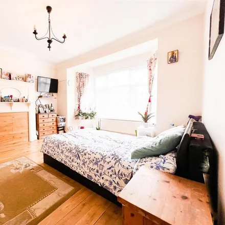 Image 2 - 15 Rectory Crescent, London, E11 2LE, United Kingdom - Townhouse for rent