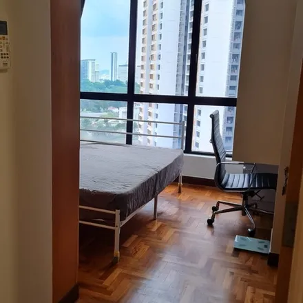 Rent this 3 bed apartment on Heritage View in 6 Dover Rise, Singapore 138678