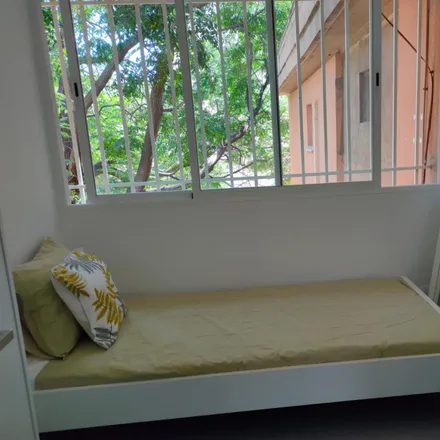 Rent this 3 bed room on Carrer d'Amadís de Gaula in 8, 46022 Valencia