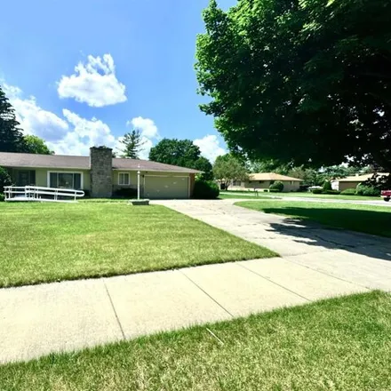 Buy this 3 bed house on 2809 S Outer Dr in Saginaw, Michigan