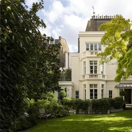 Rent this 6 bed house on 44 St George's Drive in London, SW1V 4BU