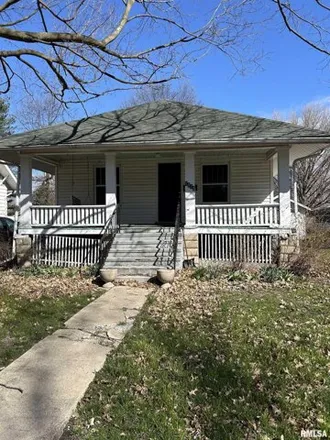 Buy this 2 bed house on 1049 West Vine Street in Taylorville, IL 62568