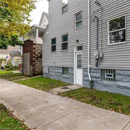 Image 3 - 3301 Chatham Avenue, Cleveland, OH 44113, USA - House for sale