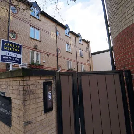 Rent this 5 bed townhouse on 2 Kilburn Park Road in London, NW6 5UY