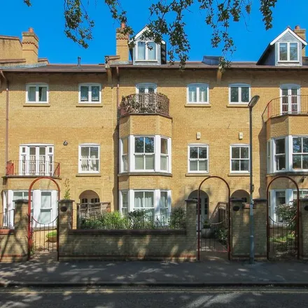 Rent this 5 bed townhouse on 30 Brookside in Cambridge, CB2 1JQ
