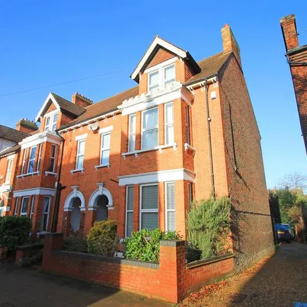 Rent this 5 bed townhouse on 49 Waterloo Road in Bedford, MK40 3PH