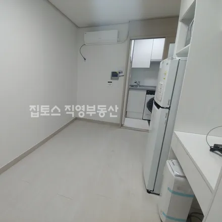 Rent this studio apartment on 서울특별시 동작구 상도동 199-29